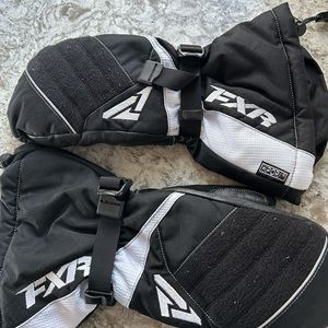 Womens FXR guantel mitts. Nylon with leather plams.  Thinsulate insultation.